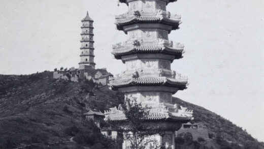 【jpg清晰版】玉峰塔（左）和华藏海塔（右）位于北京玉泉山上.jpg