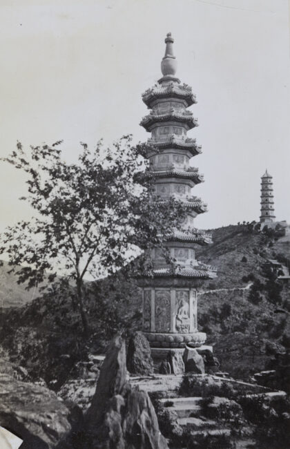 【jpg清晰版】玉泉山上的玉峰塔（右）和华藏海塔（左）.jpg