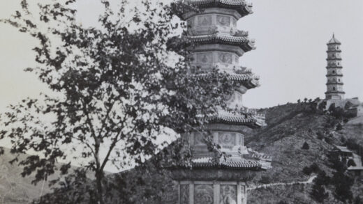 【jpg清晰版】玉泉山上的玉峰塔（右）和华藏海塔（左）.jpg