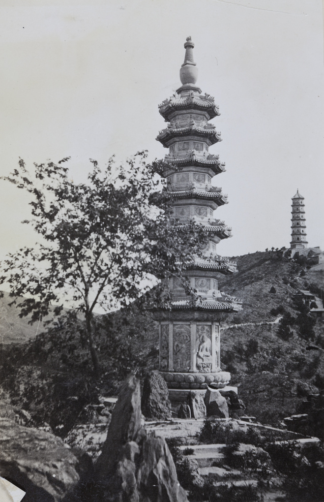 【JPG清晰版】玉泉山上的玉峰塔（右）和华藏海塔（左）
