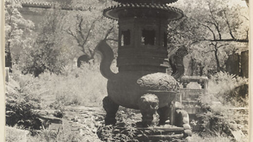 【jpg清晰版】玉泉山寺庙建筑旁香炉.jpg