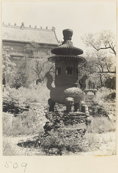 【jpg清晰版】玉泉山寺庙建筑旁香炉.jpg