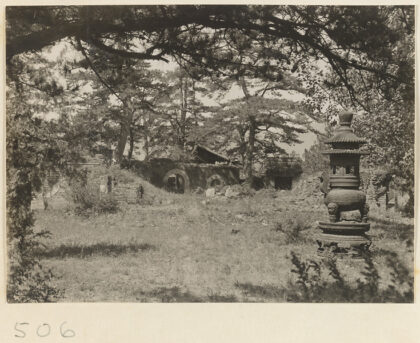 【jpg清晰版】玉泉山寺庙建筑旁香炉和门.jpg
