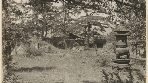 【jpg清晰版】玉泉山寺庙建筑旁香炉和门.jpg