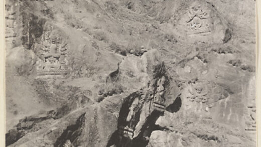 【jpg清晰版】玉泉山山坡上的佛像浮雕和山顶塔式塔.jpg