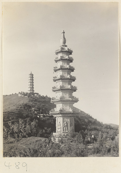【jpg清晰版】玉泉山玉峰塔（左）和华藏海塔（右）.jpg