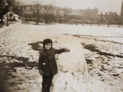【jpg清晰版】玛乔丽·埃夫格雷夫与雪堆上海公共花园1931年1月.jpg