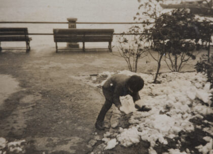 【jpg清晰版】玛乔丽·埃夫格雷夫在上海公共花园雪中嬉戏1931年.jpg