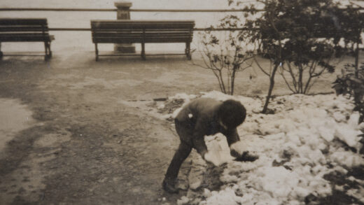 【jpg清晰版】玛乔丽·埃夫格雷夫在上海公共花园雪中嬉戏1931年.jpg