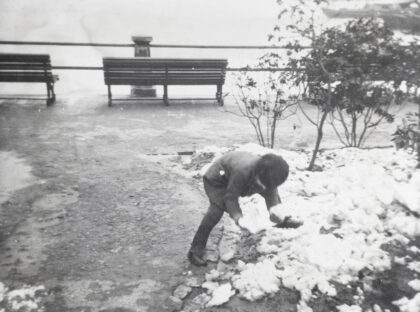 【jpg清晰版】玛乔丽·埃夫格雷夫在上海公园雪中嬉戏1931年1月.jpg