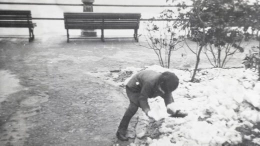 【jpg清晰版】玛乔丽·埃夫格雷夫在上海公园雪中嬉戏1931年1月.jpg