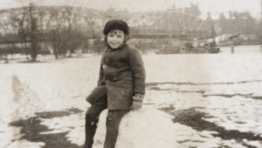 【jpg清晰版】玛乔丽·埃夫格雷夫坐在雪堆上上海公共花园1931年1月.jpg