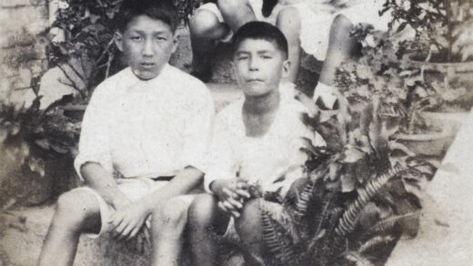 【jpg清晰版】玛吉、迪克和弗雷德·哈钦森坐在虹口区通山路35号的台阶上邻家女孩和两只狗相伴.jpg