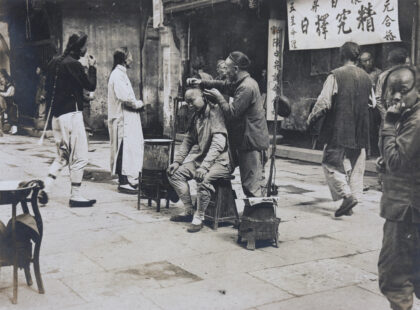 【jpg清晰版】理发师与顾客上海城隍庙.jpg