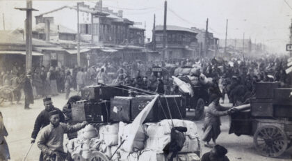 【jpg清晰版】用大车拉走货物以防被劫掠天津（壬子兵变1912年）.jpg