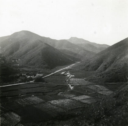 【jpg清晰版】田野、山峦和一条路.jpg