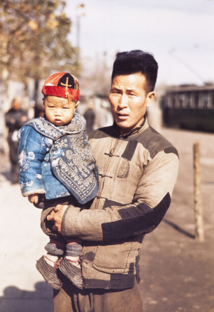 【jpg清晰版】男人和婴儿上海1945年.jpg
