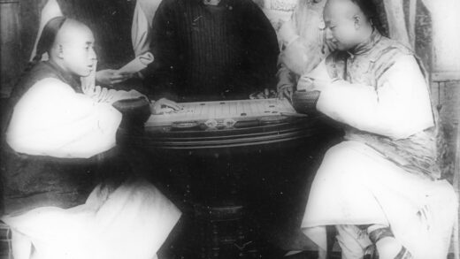 【jpg清晰版】男士们玩棋盘游戏的舞台画面.jpg