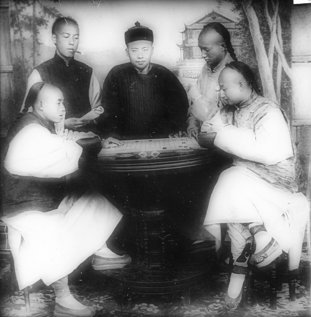 【JPG清晰版】男士们玩棋盘游戏的舞台画面