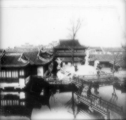 【jpg清晰版】男子与供石、鸟笼及上海湖心亭九曲桥合影.jpg