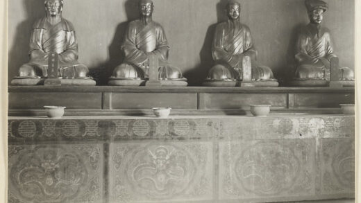 【jpg清晰版】白云观寺庙内部展示四尊道教雕像坐在彩绘祭坛上.jpg