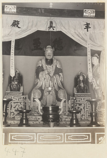 【jpg清晰版】白云观寺庙内部展示祭坛和道教雕像、铭文和仪式物品.jpg