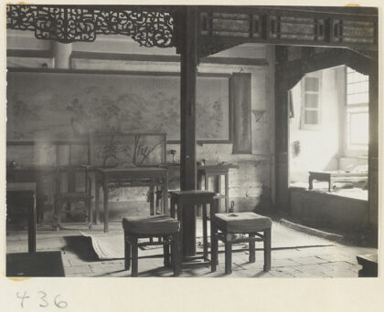 【jpg清晰版】白云观寺庙建筑内部展示房间、家具、悬挂卷轴、水平卷轴画、铭文、格子窗和地毯.jpg