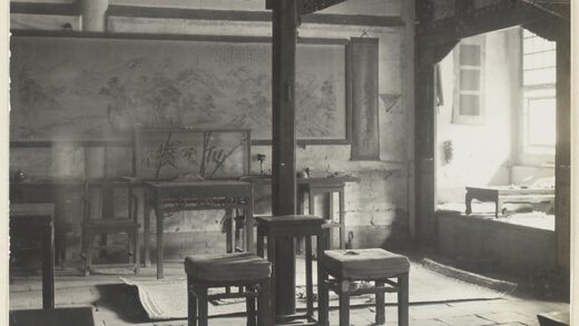 【jpg清晰版】白云观寺庙建筑内部展示房间、家具、悬挂卷轴、水平卷轴画、铭文、格子窗和地毯.jpg