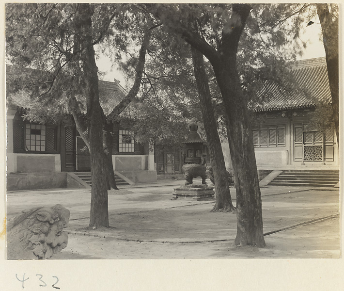 【JPG清晰版】白云观寺庙建筑和庭院展示树木、香炉和龟趺碑