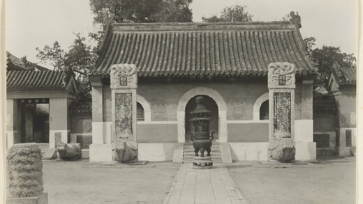 【jpg清晰版】白云观寺庙建筑和庭院展示龟趺碑和香炉.jpg