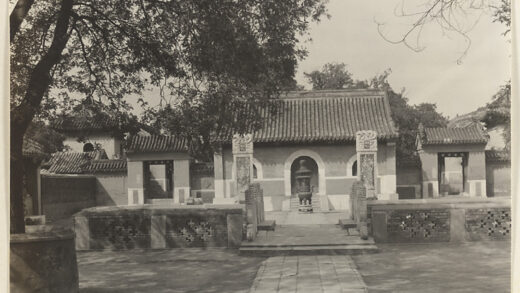 【jpg清晰版】白云观通往庭院和龟趺碑及香炉的桥寺庙建筑两侧有两座门.jpg
