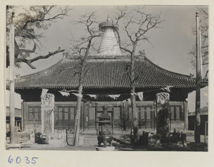 【jpg清晰版】白塔寺寺庙建筑立面展示旗帜、龟趺碑和香炉.jpg