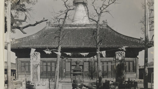【jpg清晰版】白塔寺寺庙建筑立面展示旗帜、龟趺碑和香炉.jpg