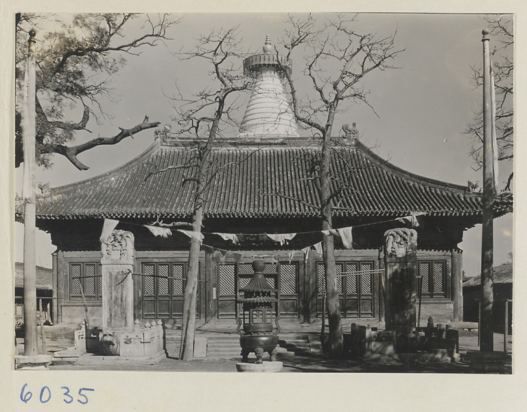 【JPG清晰版】白塔寺寺庙建筑立面展示旗帜、龟趺碑和香炉