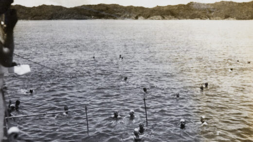 【jpg清晰版】皇家海军水兵在军舰附近游泳.jpg