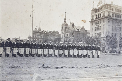 【jpg清晰版】皇家海军水兵帝国日游行上海公共体育场1920年.jpg
