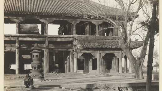 【jpg清晰版】皇寺两层寺庙建筑细节展示开放式侧面和香炉.jpg