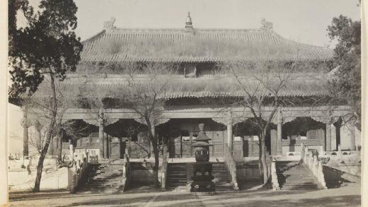 【jpg清晰版】皇寺双层檐寺庙建筑展示平台和香炉.jpg