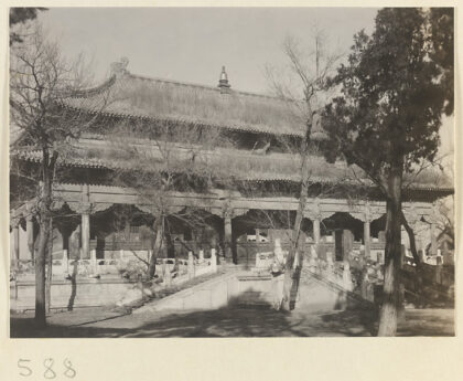 【jpg清晰版】皇寺双层檐寺庙建筑展示平台和香炉.jpg