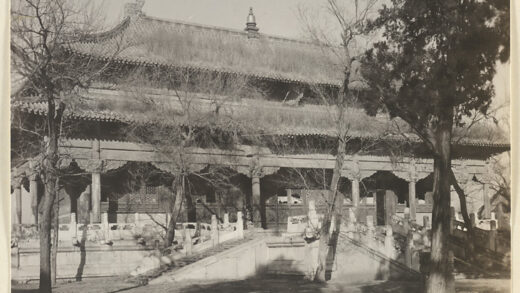 【jpg清晰版】皇寺双层檐寺庙建筑展示平台和香炉.jpg