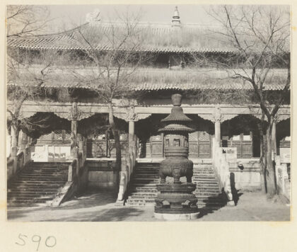 【jpg清晰版】皇寺双层檐寺庙建筑展示平台和香炉.jpg