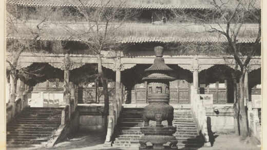 【jpg清晰版】皇寺双层檐寺庙建筑展示平台和香炉.jpg