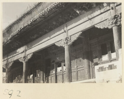 【jpg清晰版】皇寺双层檐寺庙建筑细节展示动物头柱顶.jpg