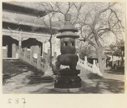 【jpg清晰版】皇寺双层檐寺庙建筑细节展示平台、雕刻大理石楼梯和香炉.jpg