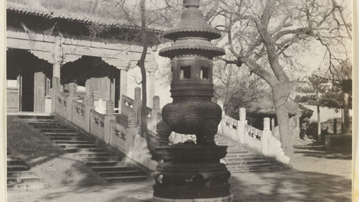 【jpg清晰版】皇寺双层檐寺庙建筑细节展示平台、雕刻大理石楼梯和香炉.jpg