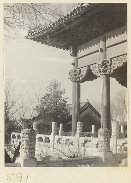【jpg清晰版】皇寺双层檐寺庙建筑角落细节展示动物头柱顶.jpg