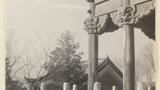 【jpg清晰版】皇寺双层檐寺庙建筑角落细节展示动物头柱顶.jpg