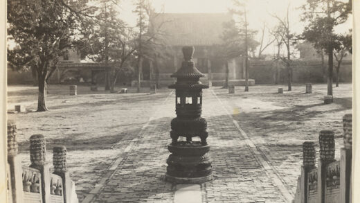 【jpg清晰版】皇寺寺庙建筑、庭院和香炉.jpg