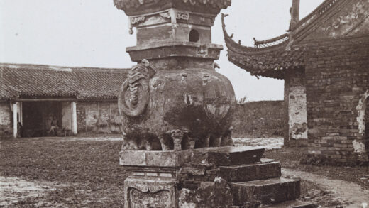 【jpg清晰版】石制香炉置于寺庙旁.jpg