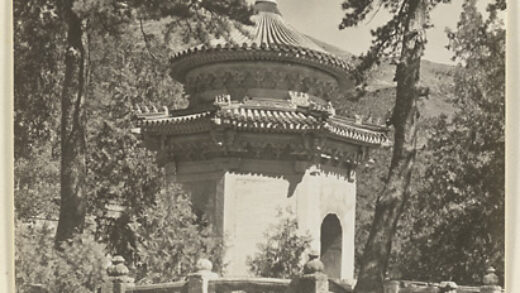 【jpg清晰版】碧云寺八角形寺庙建筑展示双层檐锥形和八角形屋顶.jpg